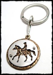 Szegecselt ezüst-bronz lovas kulcstartó