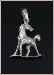 Visszanéző ló medál ezüstből